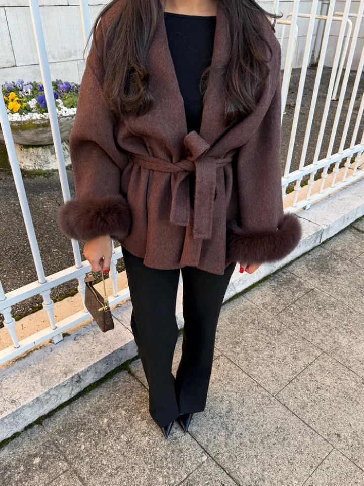 Elegante Damen Strickjacke mit Kunstfell und Gürtel im urbanen Stil