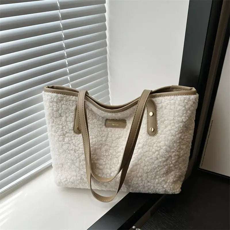 Modische flauschige Damen-Schultertasche aus weichem Material für Alltag und Freizeit in verschiedenen Farben