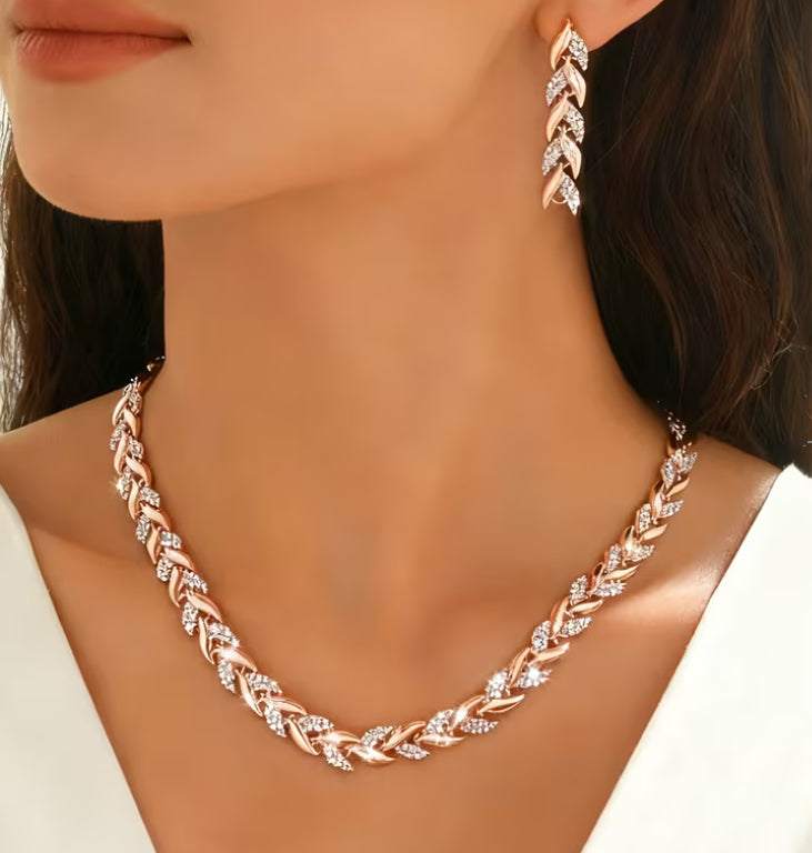 Rosenvergoldete Kette und Ohrringe mit Blätterdesign und Kristallen, IsabellBoutique030