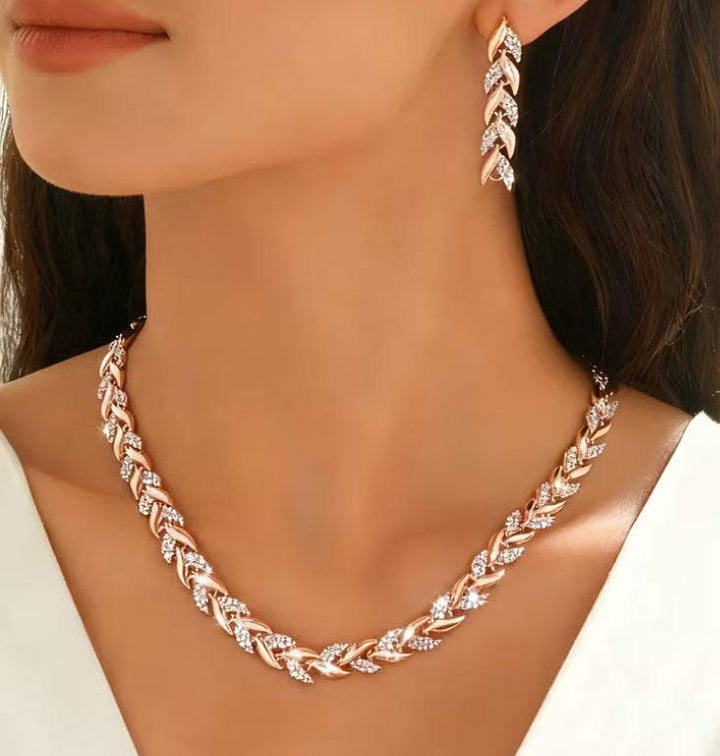 Rosenvergoldete Kette und Ohrringe mit Blätterdesign und Kristallen, IsabellBoutique030