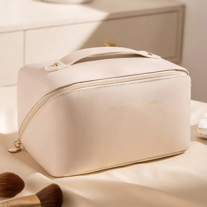 Karierte Damen Kosmetiktasche mit großem Fassungsvermögen und strukturierter Form, ideal für Reisen und Alltag