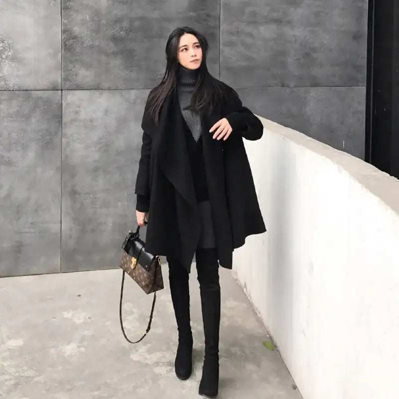 Eleganter schwarzer Wollmantel im asymmetrischen Cape-Stil, locker geschnitten