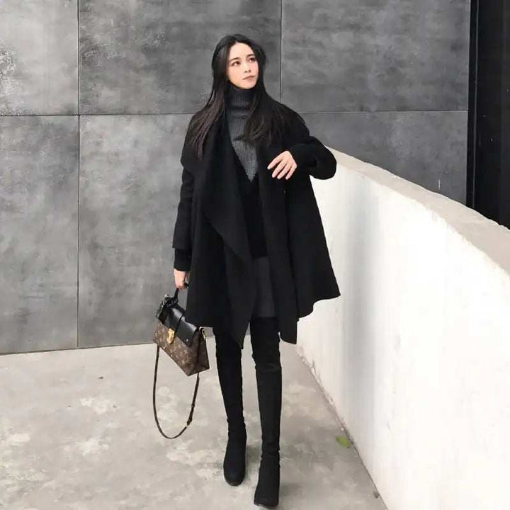 Eleganter schwarzer Wollmantel im asymmetrischen Cape-Stil, locker geschnitten