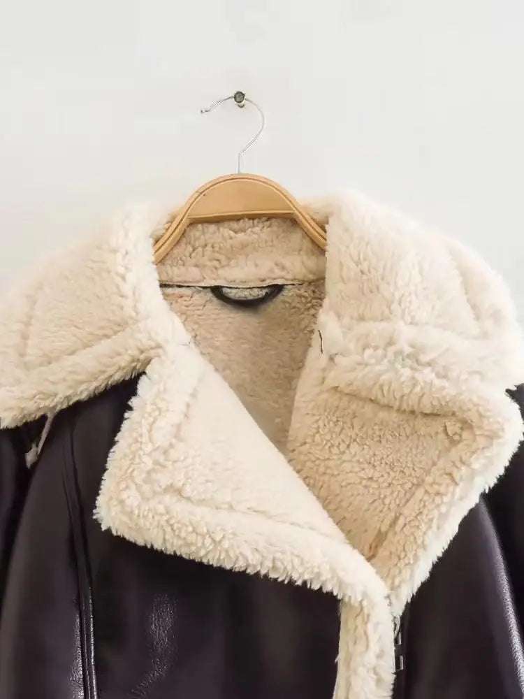 Elegante Damen Kurzjacke mit Reverskragen und taillierter Passform in hochwertigem Fellmaterial