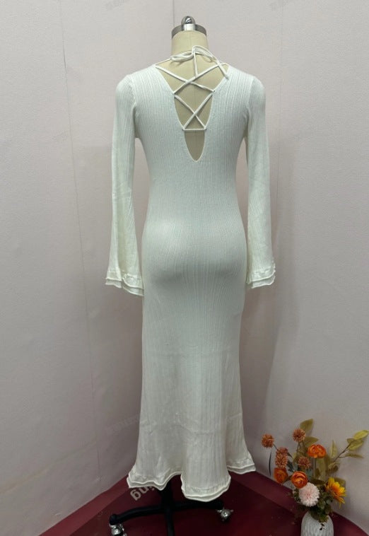 Weißes Strickkleid mit V-Ausschnitt und Schnürung am Rücken, Glockenärmeln und geradem Rock. IsabellBoutique030.