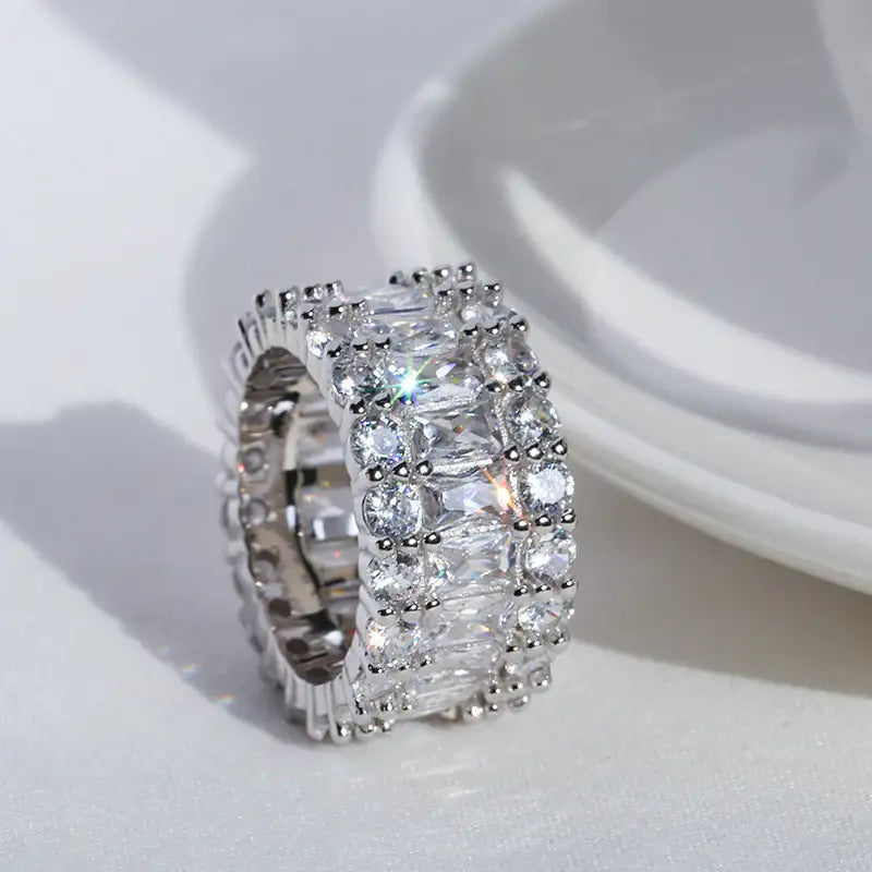 Hip-Hop Zirkonring aus Kupfer mit dreireihigem Baguette-Diamantbesatz für Damen in modernem Streetstyle-Design