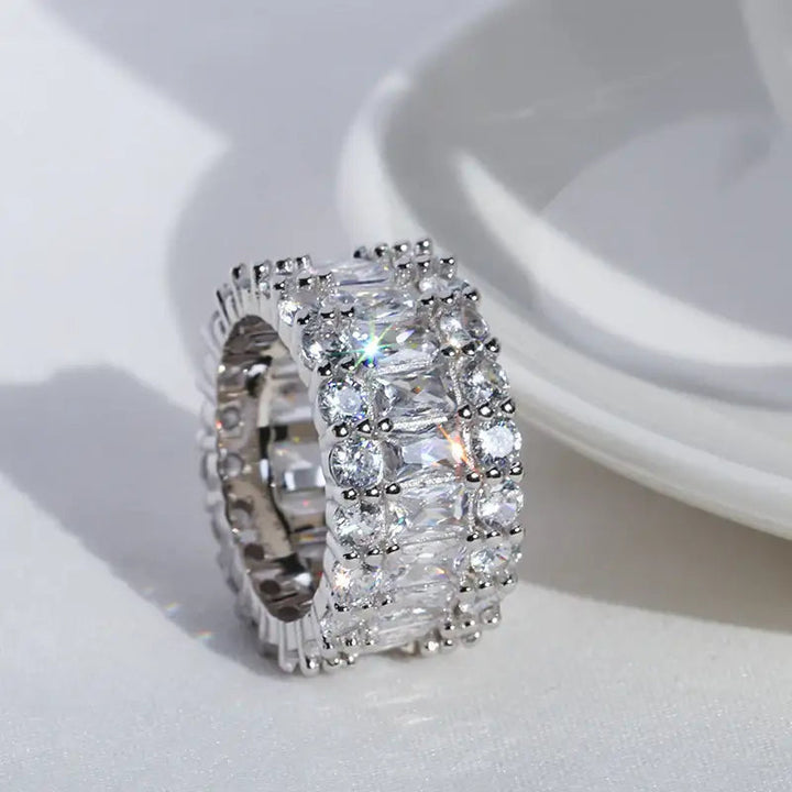 Hip-Hop Zirkonring aus Kupfer mit dreireihigem Baguette-Diamantbesatz für Damen in modernem Streetstyle-Design