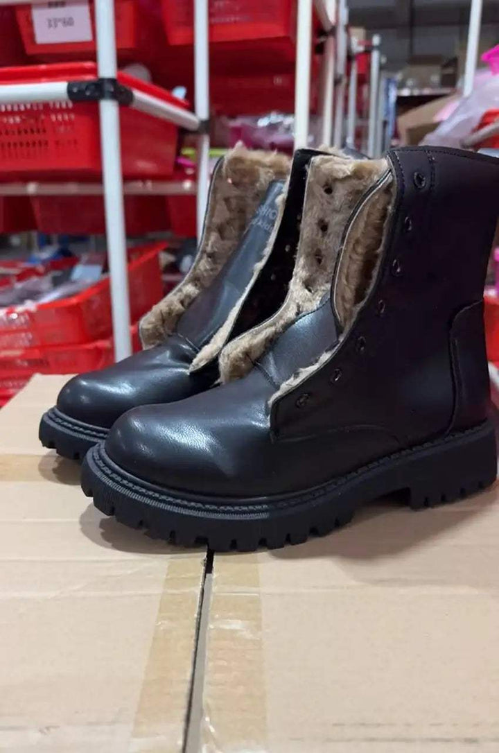 Schwarze Schnürstiefel aus Leder mit warmem Kunstfellfutter und dicker Sohle. Damen-Winterstiefel. IsabellBoutique030