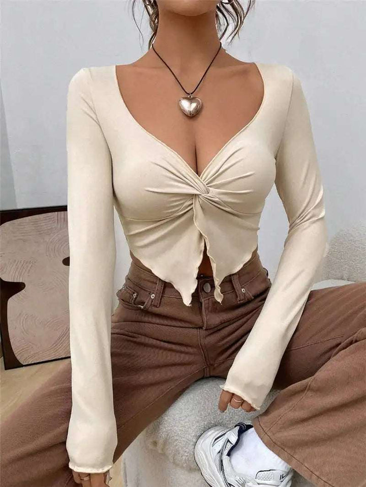 Figurbetontes Damen-Langarmshirt mit modernem Front-Twist und asymmetrischem Schnitt in Apricot