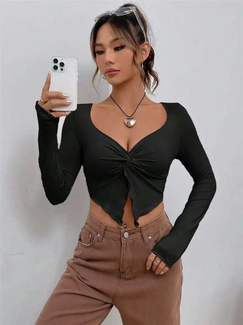 Figurbetontes Damen-Langarmshirt mit modernem Front-Twist und asymmetrischem Schnitt in Apricot, Schwarz und Weiß
