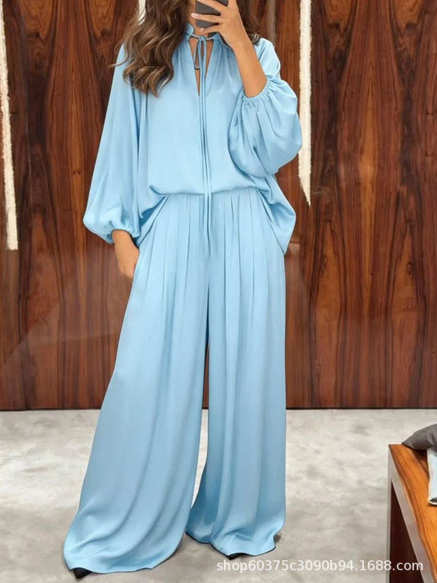 Himmelblaues Satin-Set mit weitem Bein und Glockenärmeln, geschnürtem Kragen. IsabellBoutique030