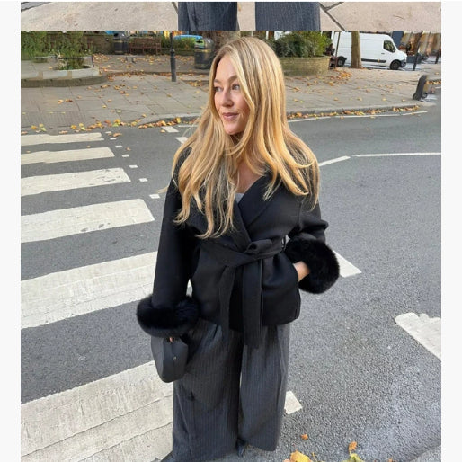 Elegante Damen Strickjacke mit Kunstfell, Gürtel und urbanem Cardigan-Stil für Winterkomfort