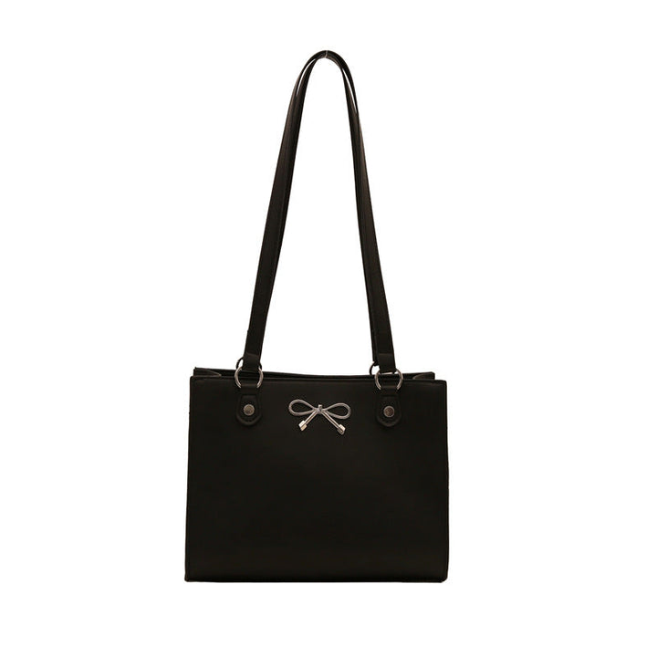 Schwarze Henkeltasche mit Schleifen-Applikation vorne und schmalen Trägern. IsabellBoutique030.