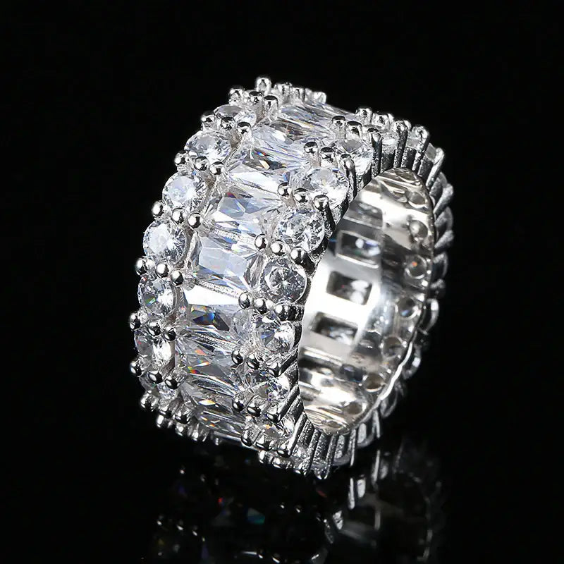 Hip-Hop Zirkonring Damen aus Kupfer mit dreireihigem Baguette-Diamantbesatz in modernem Streetstyle-Design