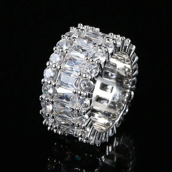 Hip-Hop Zirkonring Damen aus Kupfer mit dreireihigem Baguette-Diamantbesatz in modernem Streetstyle-Design