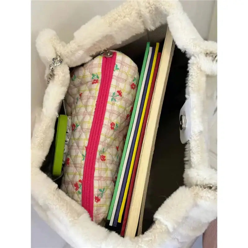 Weiße Plüsch-Schultertasche aus weichem Material ideal für winterliche Outfits