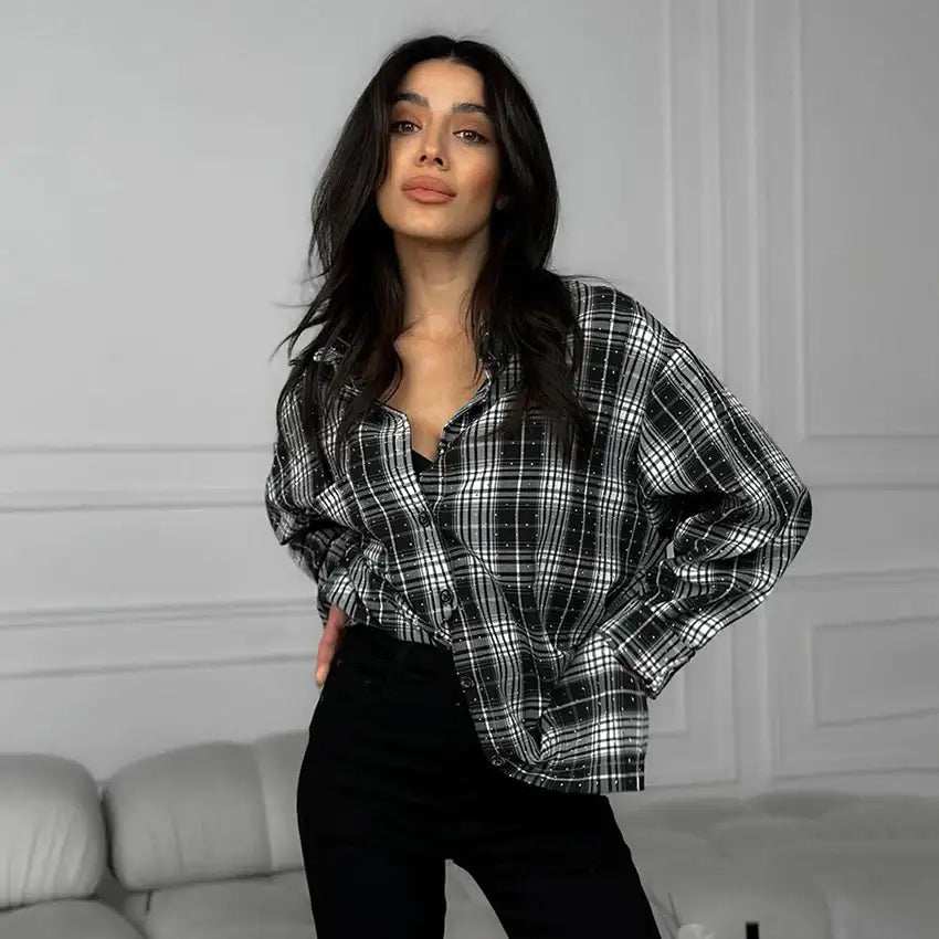Schwarz-weiß kariertes Flanellhemd mit Strassdetails und V-Ausschnitt, lockere Passform, getragen von einer Frau mit dunklen Haaren. IsabellBoutique030
