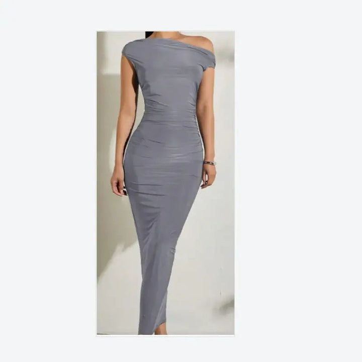 Damen trägt schulterfreies Maxi-Kleid in Bordeaux mit figurbetontem Slim-Fit und gerippter Struktur