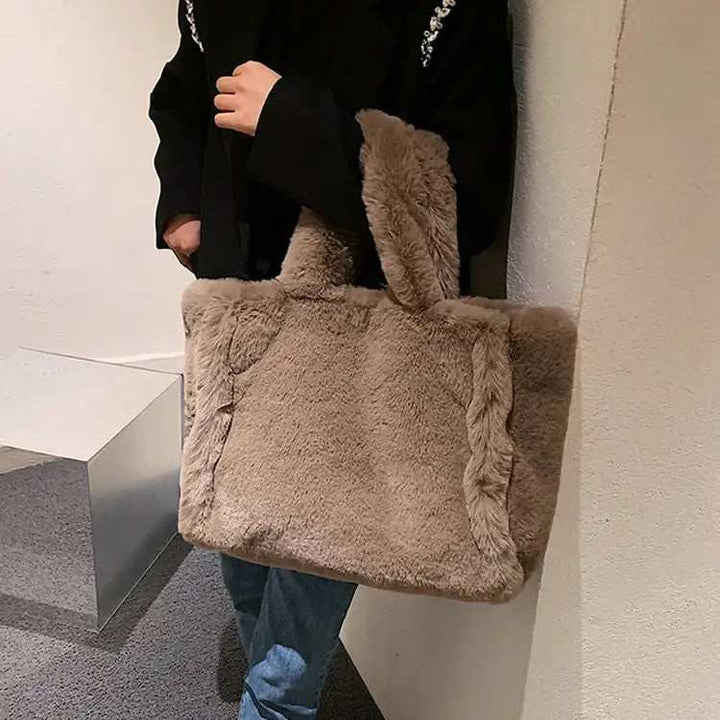 Wintertasche mit Kette aus kuscheligem Plüschmaterial, elegante Damen Schultertasche für den Winter, große Handtasche in mehreren Farben.
