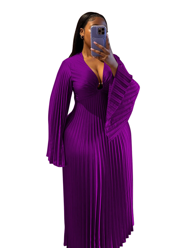 Langes, figurbetontes violettes Kleid mit tiefem V-Ausschnitt und ausgestellten, plissierten Glockenärmeln. IsabellBoutique030