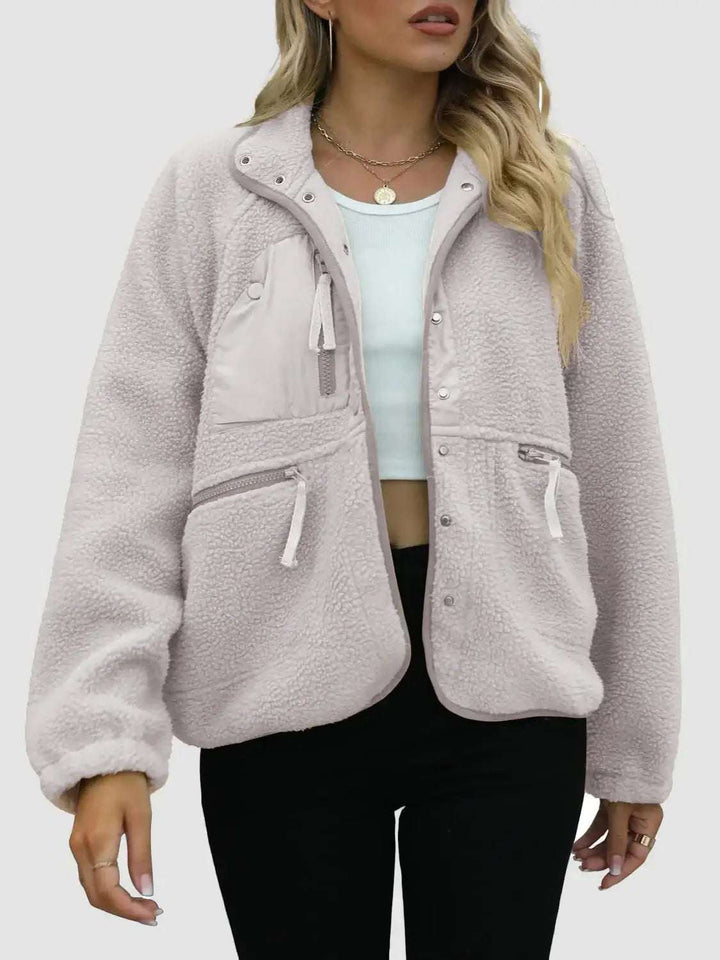 Damen trägt kurze Plüsch-Cardigan-Jacke aus weich warmer Lammwolle in modernem Casual-Stil