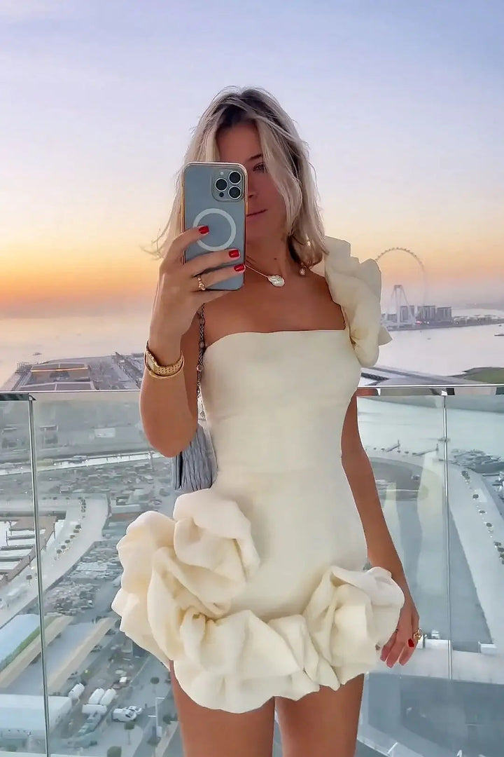 Elegantes Damenkleid mit Rüschen und taillierter Knospenform in hochwertigem Polyester