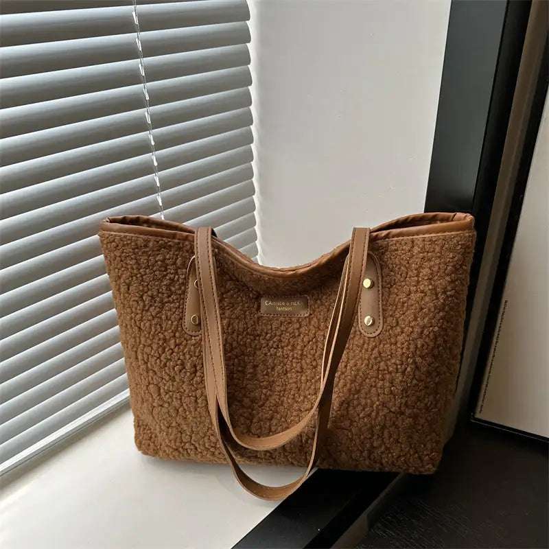 Modische flauschige Damen-Schultertasche aus weichem Material ideal für kühle Jahreszeit