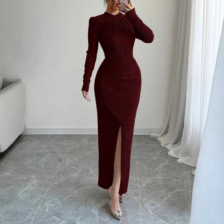 Figurbetontes Etuikleid in Slim Fit mit Rundhalsausschnitt und seitlichem Schlitz in Schwarz