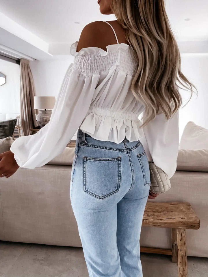 Weiße Carmenbluse mit Rüschen und Puffärmeln zu hellblauen Jeans. IsabellBoutique030