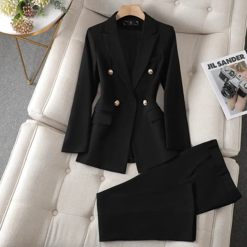 Eleganter Damen-Businessanzug mit Blazer und Schlaghose für Büro und Meetings