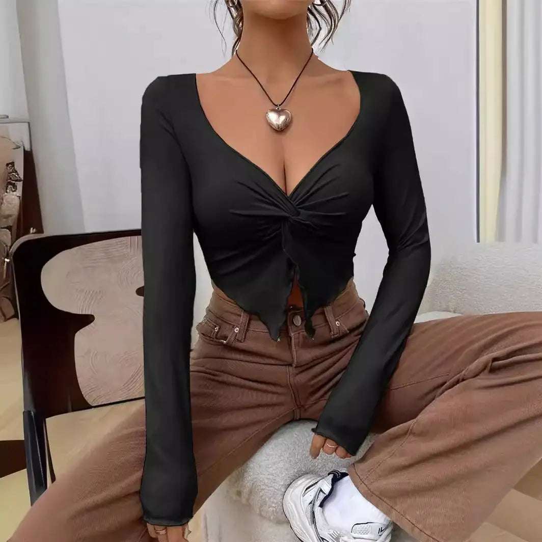 Figurbetontes Damen-Langarmshirt mit modernem Front-Twist und asymmetrischem Schnitt in Schwarz