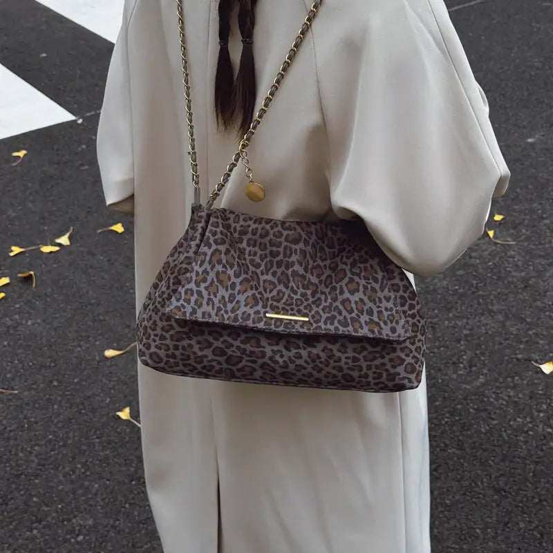 Elegante Damen-Schultertasche im trendigen Leopardenmuster in Braun mit geräumigem Innenraum