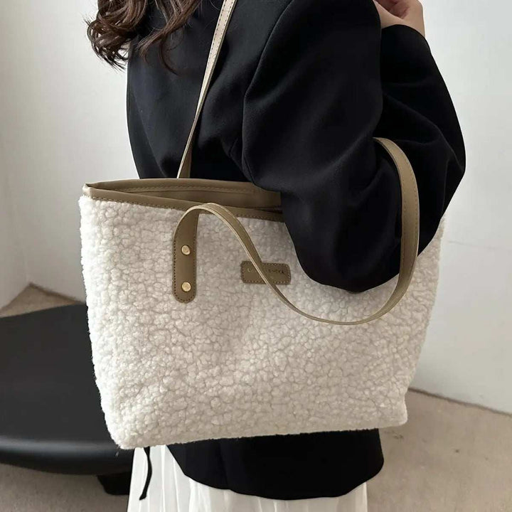 Modische flauschige Damen-Schultertasche aus weichem Material in vielseitiger Form für kühle Jahreszeiten