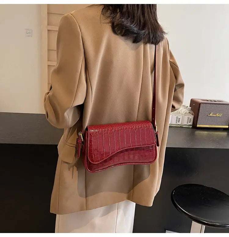 Rote Kroko-Leder-Umhängetasche mit schickem Design, getragen zu einem beige Blazer, IsabellBoutique030