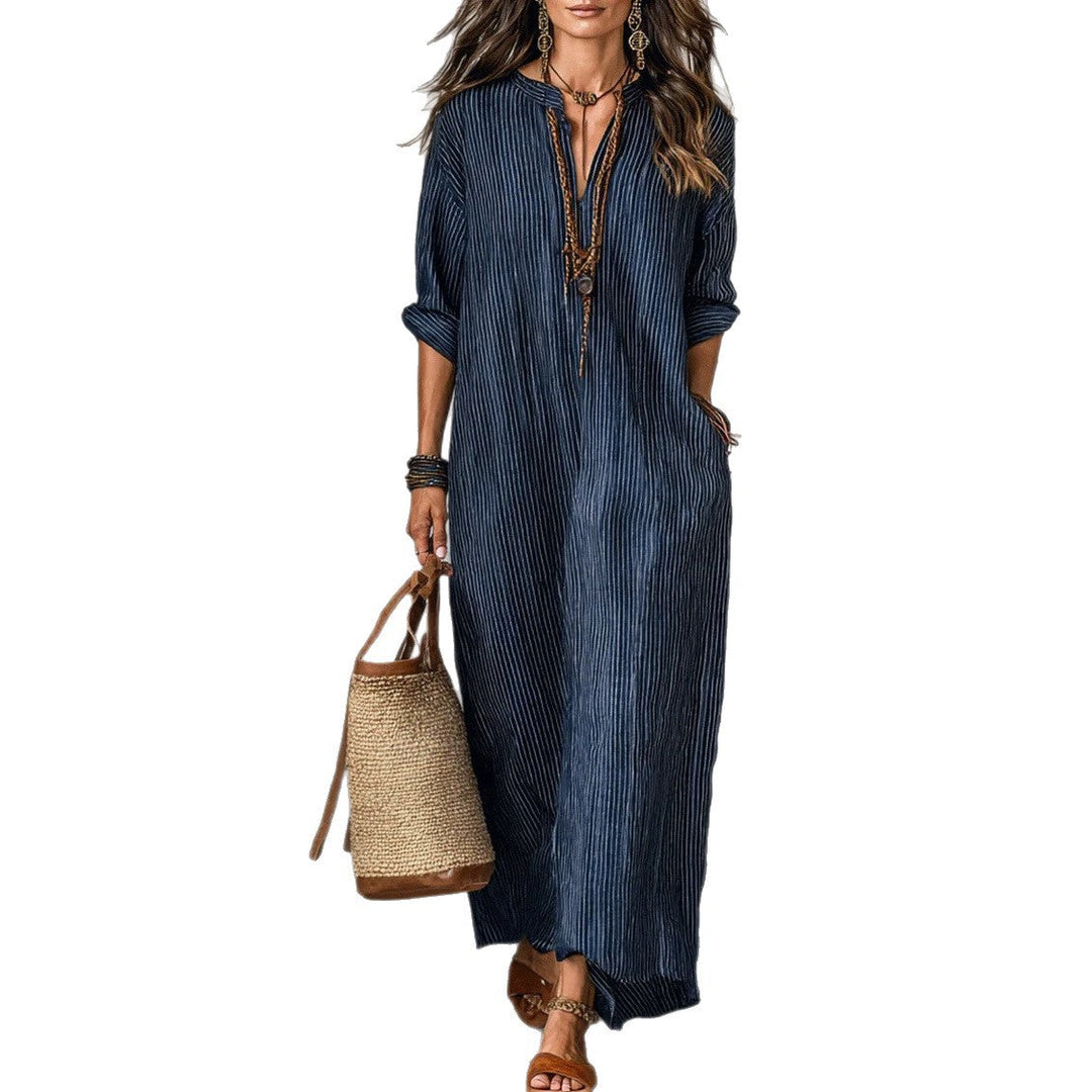 Langärmeliges dunkelblau gestreiftes Maxikleid mit V-Ausschnitt und Taschen. Damenmode IsabellBoutique030.