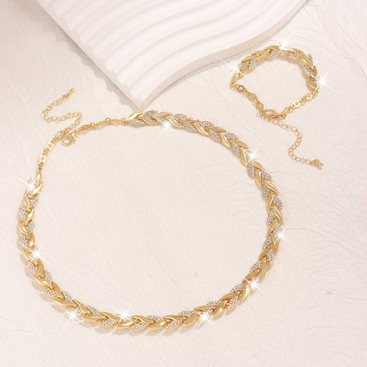 Goldenes Set aus Halskette und Armband mit Blattdesign und Zirkonia-Steinen. IsabellBoutique030