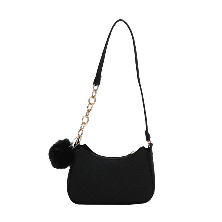 Schwarze gesteppte Schultertasche mit goldener Kette und Bommel-Anhänger. IsabellBoutique030