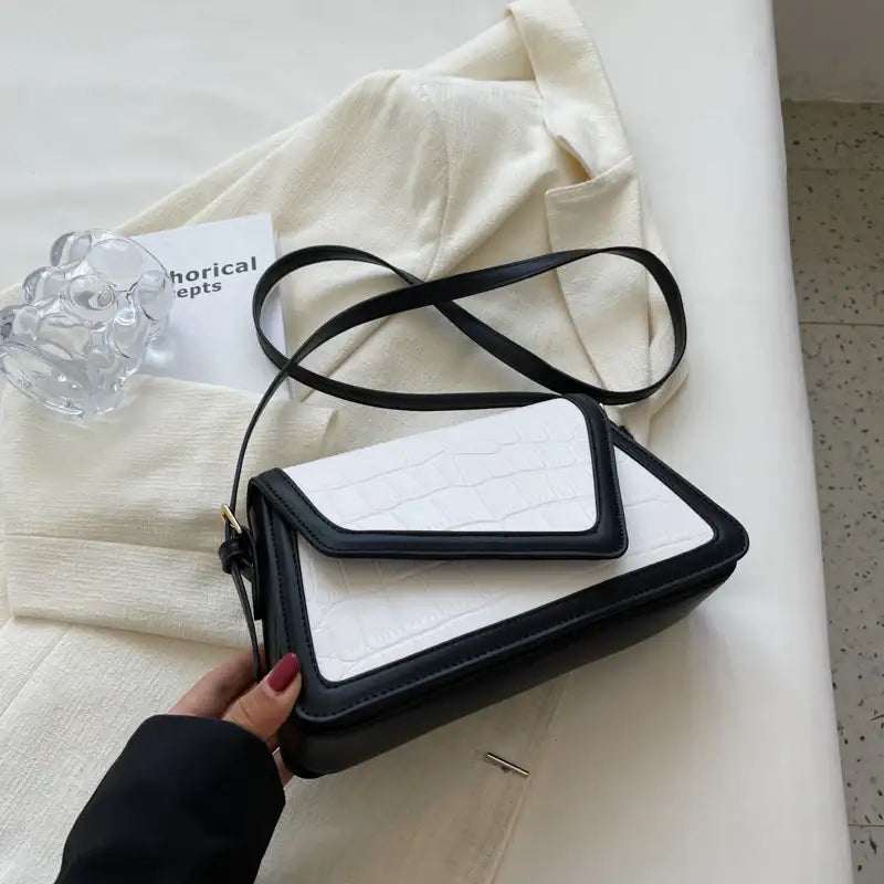 Schwarze Umhängetasche mit weißem Kroko-Muster und Überschlag, IsabellBoutique030