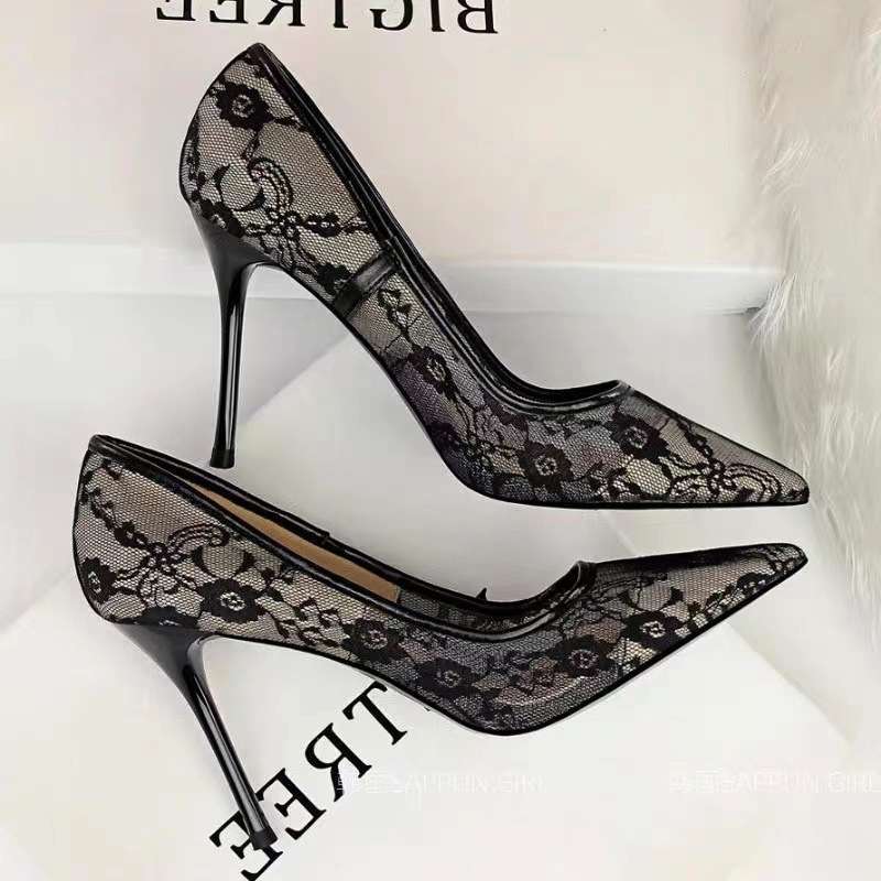 Schwarze spitze Pumps mit schlankem Absatz und spitzer Zehenpartie. Eleganter Stil, perfekt für besondere Anlässe. IsabellBoutique030