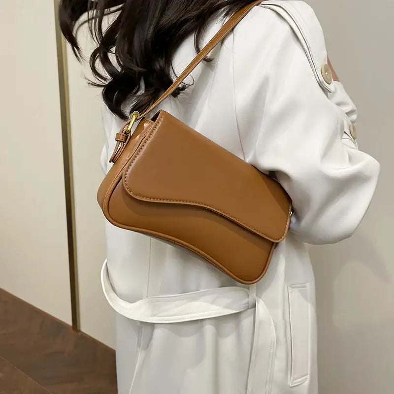 Elegante braune Leder-Umhängetasche mit Klappe, Schultertasche. IsabellBoutique030