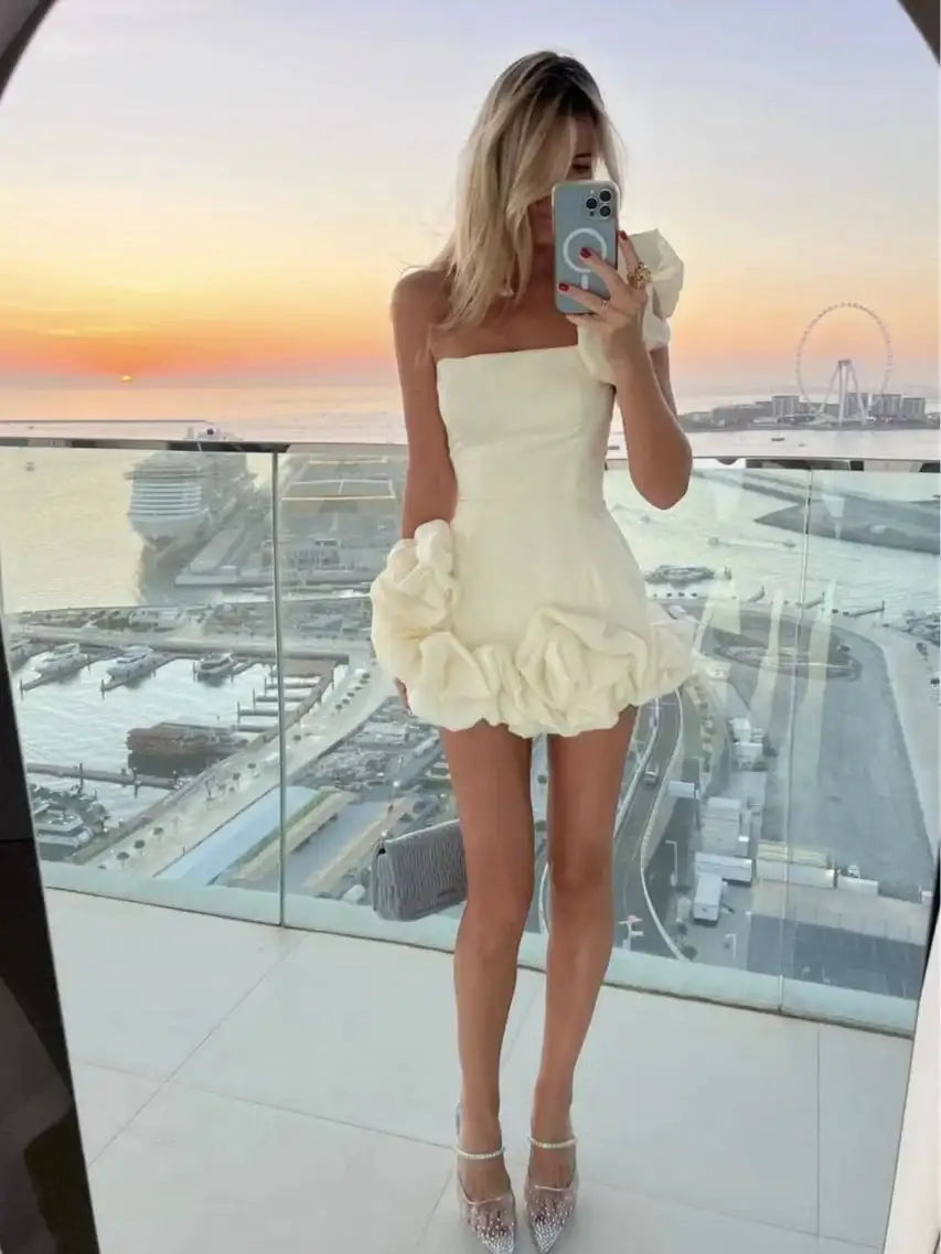 Elegantes Damenkleid mit Rüschen und taillierter Passform für festliche Anlässe
