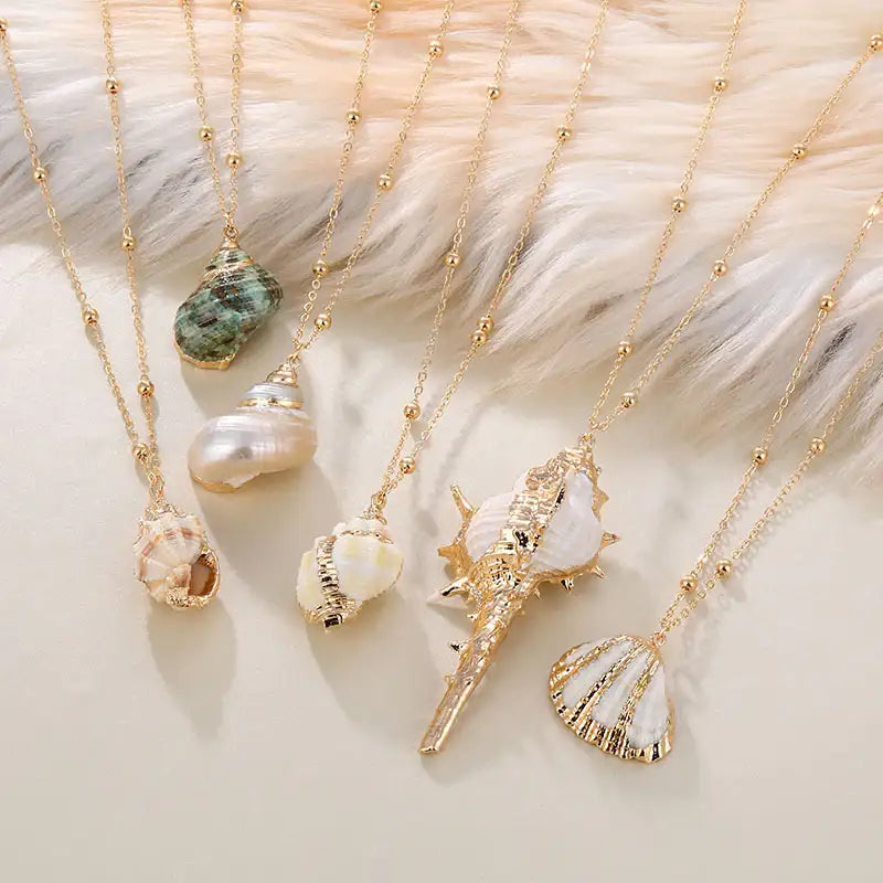 Damen Strandmuschel-Halskette mit vergoldetem Muschelanhänger, sommerlicher Schmuck für Strand und Alltag
