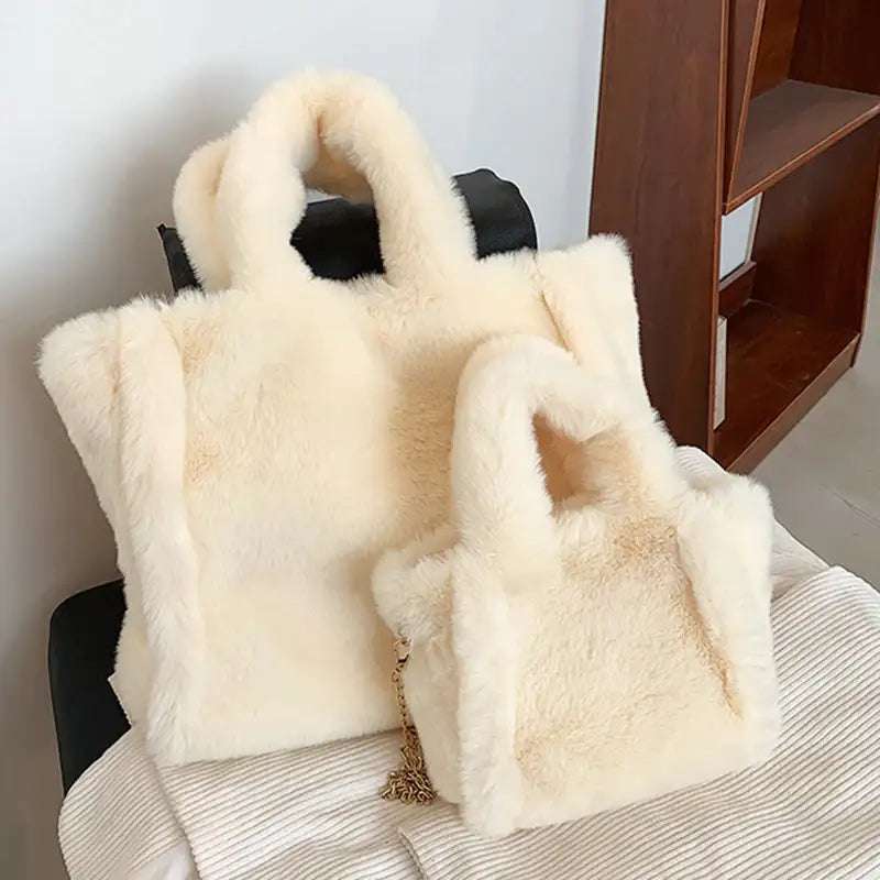 Wintertasche mit Kette aus kuscheligem Plüschmaterial und großzügigem Fassungsvermögen