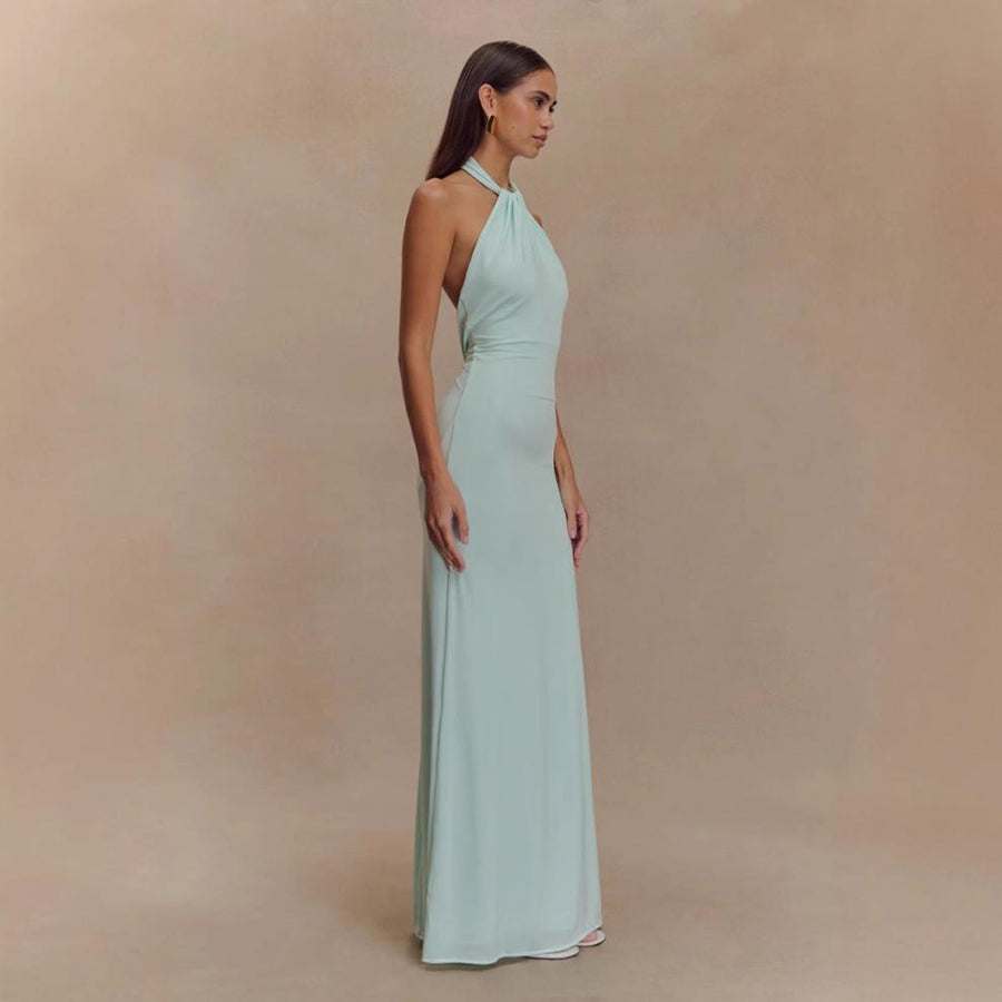 Eine Frau in einem mintgrünen Maxikleid mit Neckholder-Ausschnitt und schmaler Silhouette. IsabellBoutique030