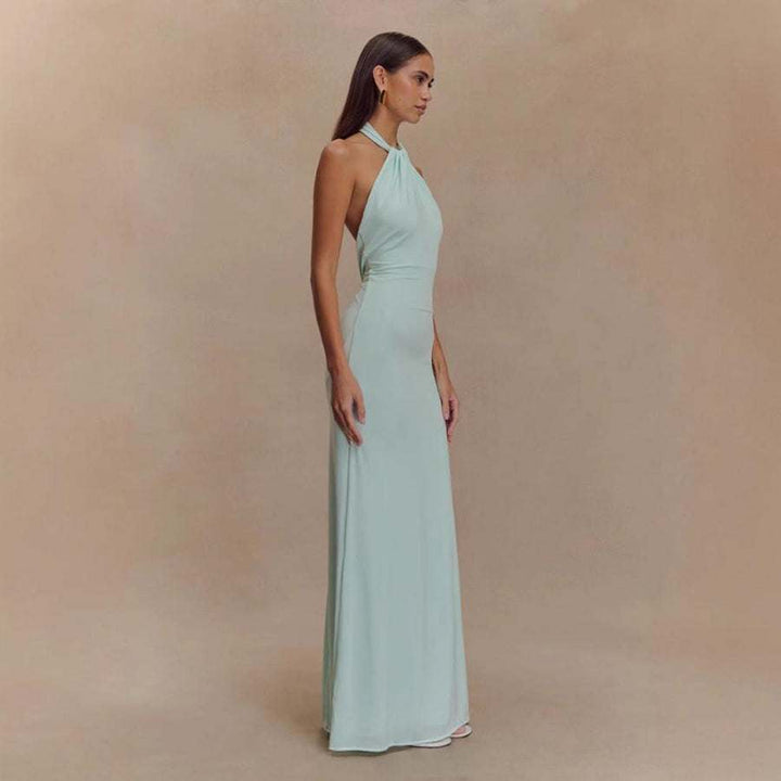 Eine Frau in einem mintgrünen Maxikleid mit Neckholder-Ausschnitt und schmaler Silhouette. IsabellBoutique030