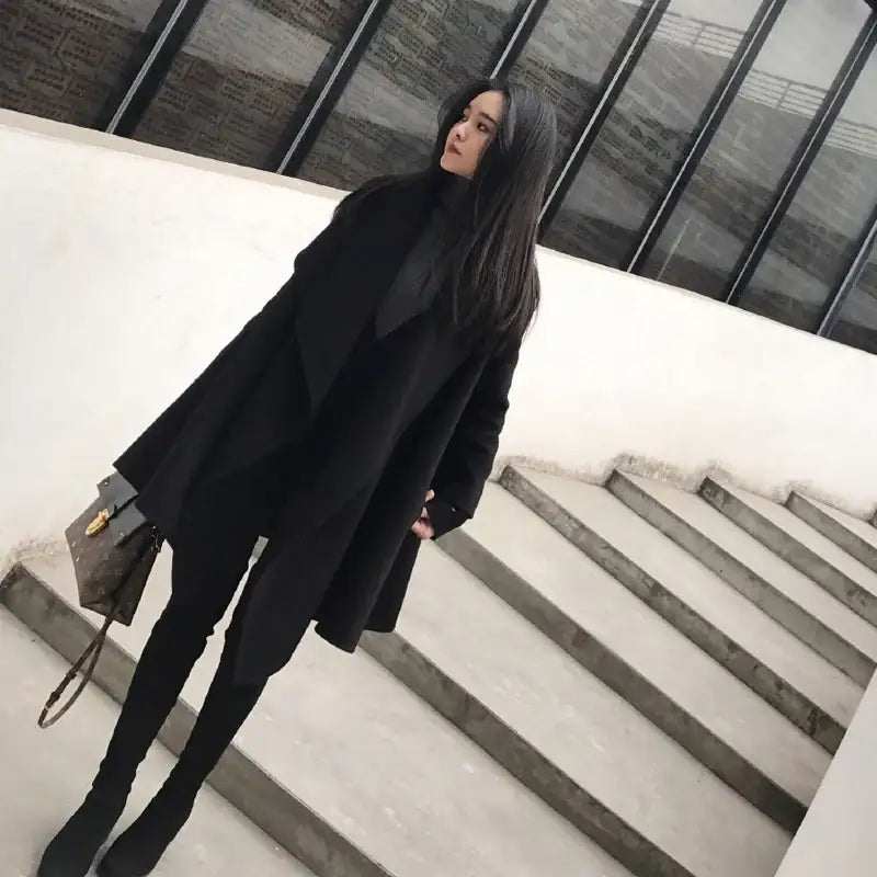Eleganter schwarzer Wollmantel asymmetrisch im Cape-Stil für Damen