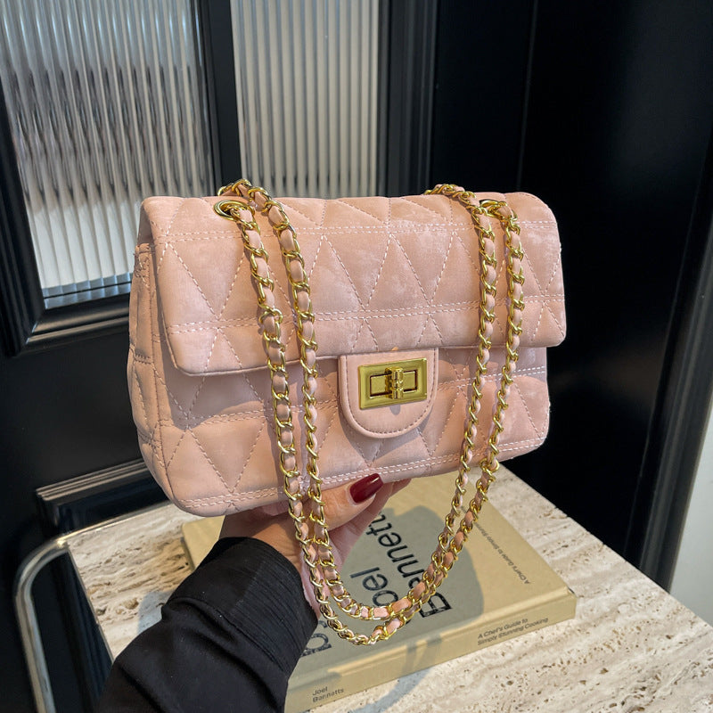 Rosa gesteppte Samt Handtasche mit goldener Kette und Drehverschluss IsabellBoutique030