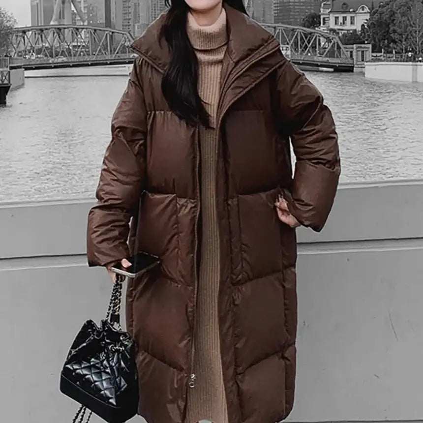 Frau mit langer, brauner Steppjacke und Rollkragenpullover, elegant, stilvoll. IsabellBoutique030