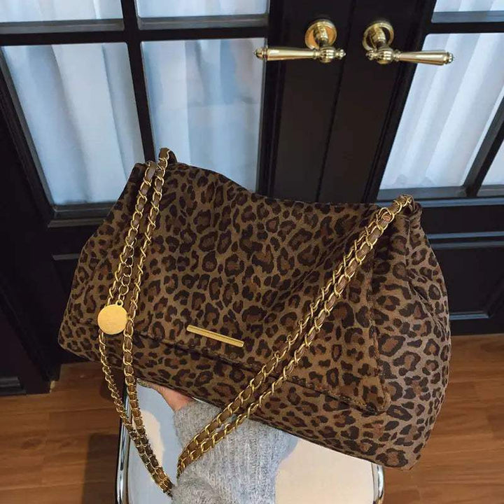 Elegante Damen-Schultertasche im trendigen Leopardenmuster in Braun und Grau mit geräumigem Innenraum