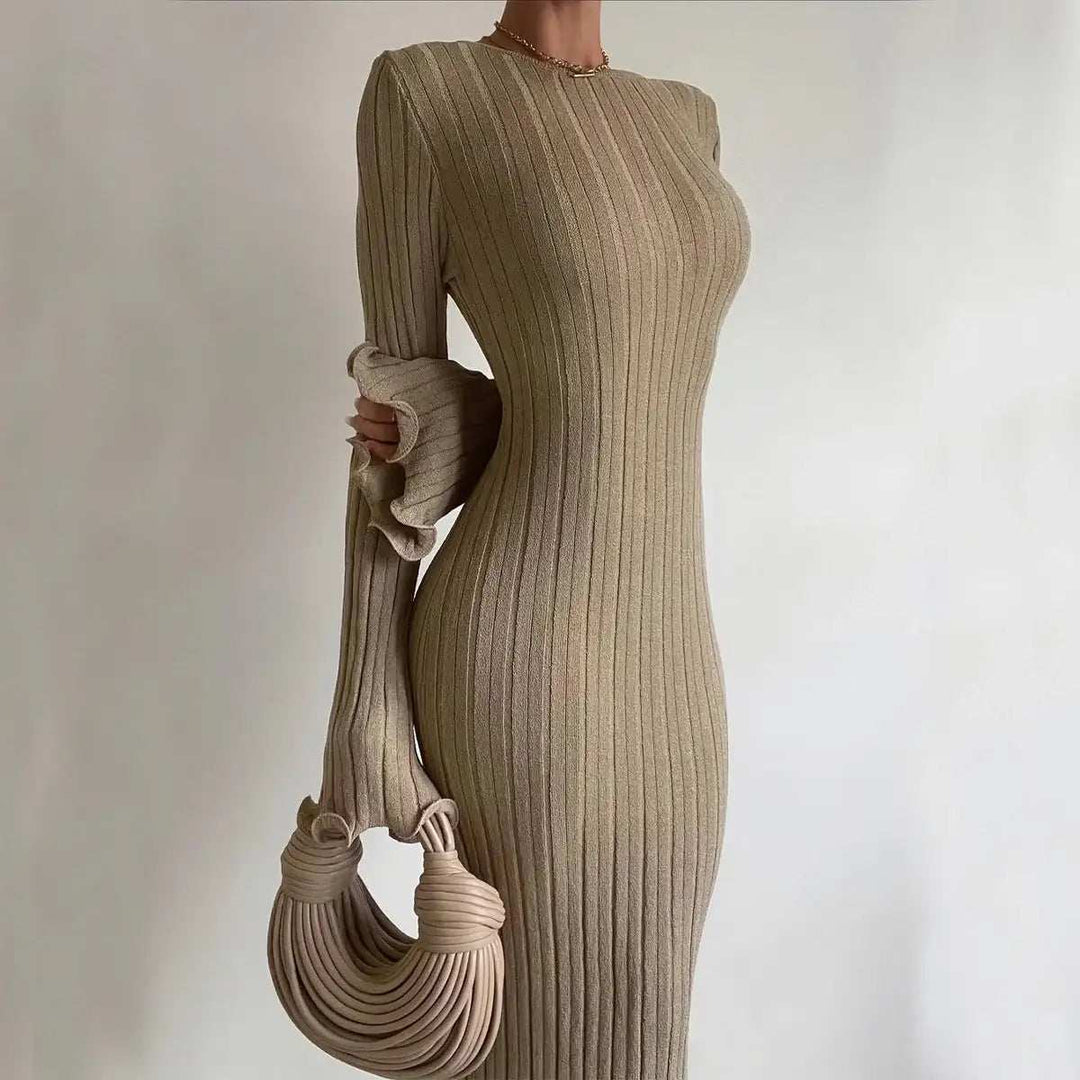 Figurbetontes Maxi-Strickkleid mit langärmligem, rückenfreiem Design und Rüschen ideal für Party und Strand